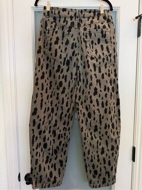 Leopard Print High-Waist Tapered Pants - Black on Olive